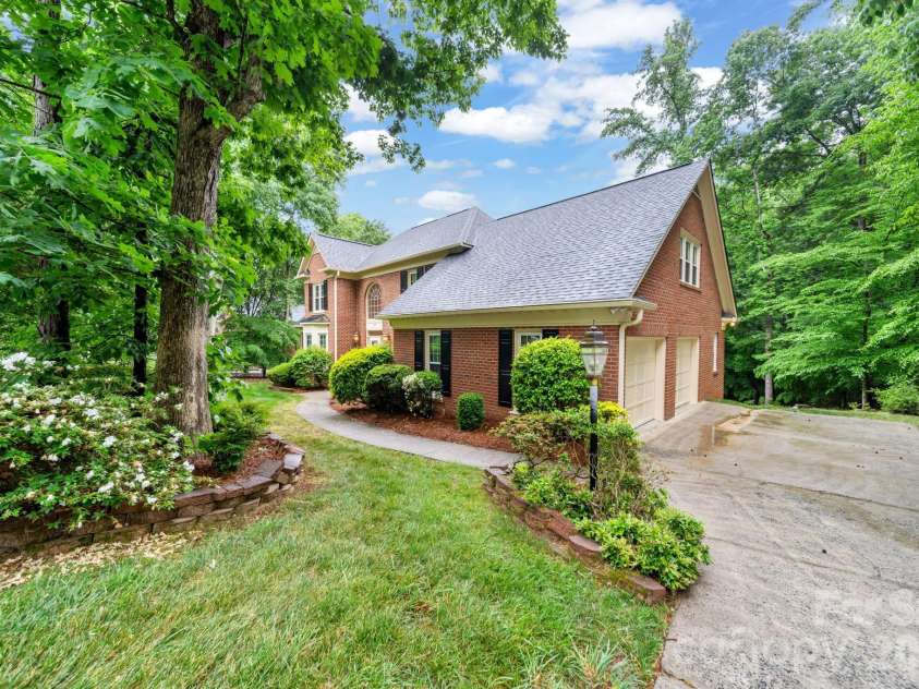 5215 Silchester Lane, Charlotte, NC 28215.  MLS# CAR4361255, YatesRealty ID 39146. 