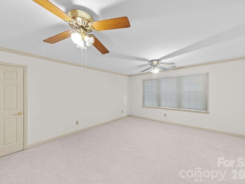5215 Silchester Lane, Charlotte, NC 28215.  MLS# CAR4361255, YatesRealty ID 39146. Huge bonus room