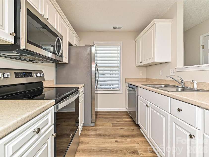 2013 Pin Oak Place, Cramerton, NC 28032.  MLS# CAR4404969, YatesRealty ID 39147. Kitchen