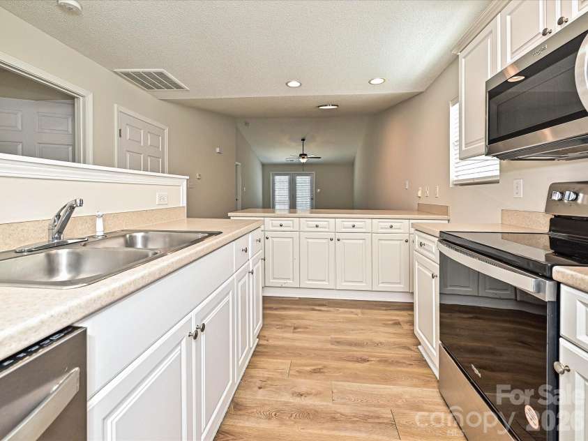 2013 Pin Oak Place, Cramerton, NC 28032.  MLS# CAR4404969, YatesRealty ID 39147. Kitchen
