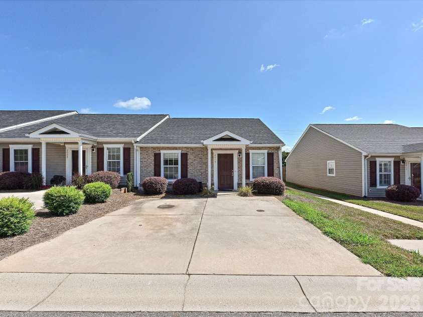 2013 Pin Oak Place, Cramerton, NC 28032.  MLS# CAR4404969, YatesRealty ID 39147. Welcome Home