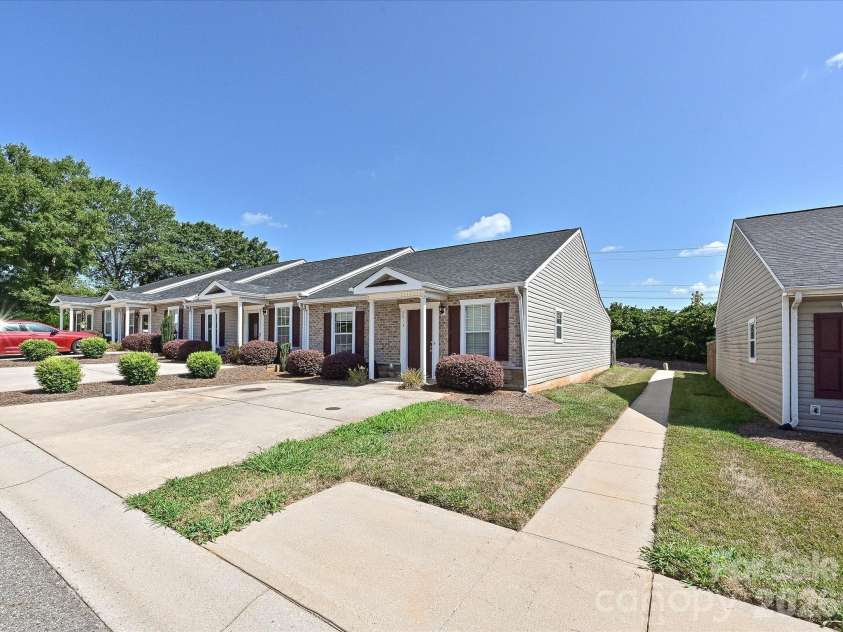 2013 Pin Oak Place, Cramerton, NC 28032.  MLS# CAR4404969, YatesRealty ID 39147. Welcome Home