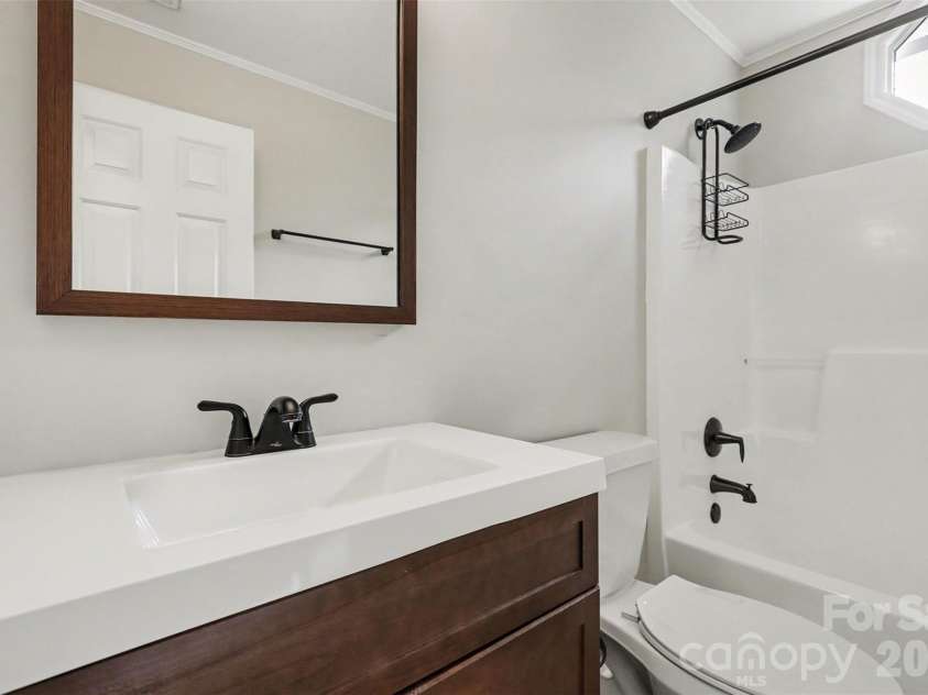 8414 Woodford Bridge Drive, Charlotte, NC 28216.  MLS# CAR4343210, YatesRealty ID 3915. 2nd Bath