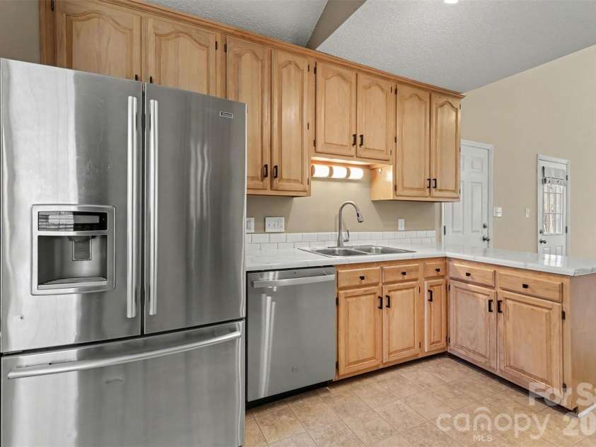 8414 Woodford Bridge Drive, Charlotte, NC 28216.  MLS# CAR4343210, YatesRealty ID 3915. 