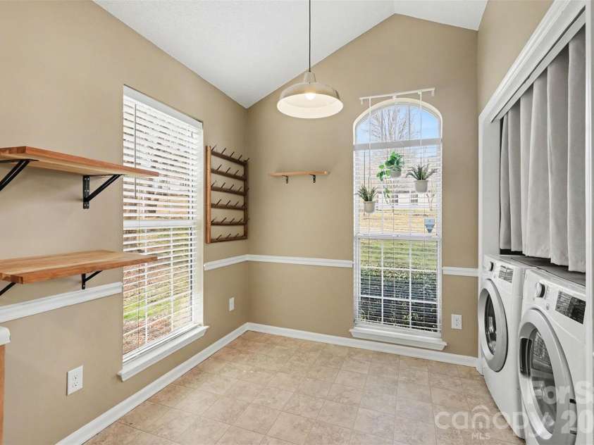 8414 Woodford Bridge Drive, Charlotte, NC 28216.  MLS# CAR4343210, YatesRealty ID 3915. 