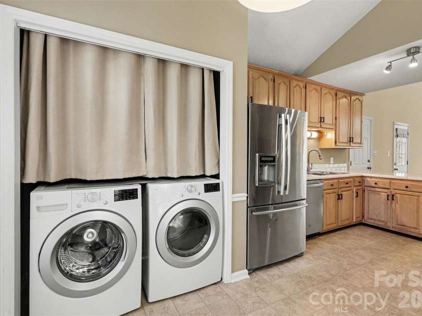 8414 Woodford Bridge Drive, Charlotte, NC 28216.  MLS# CAR4343210, YatesRealty ID 3915. 