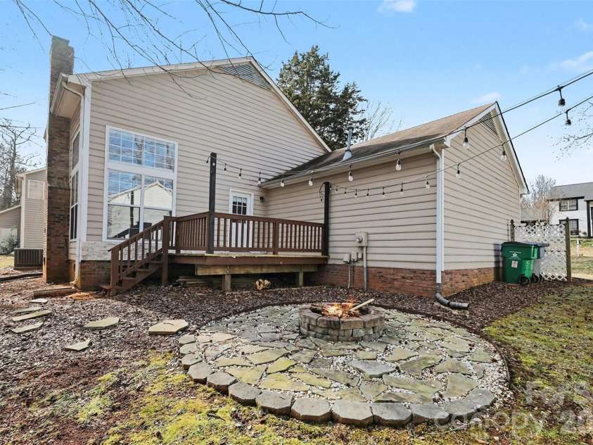 8414 Woodford Bridge Drive, Charlotte, NC 28216.  MLS# CAR4343210, YatesRealty ID 3915. 