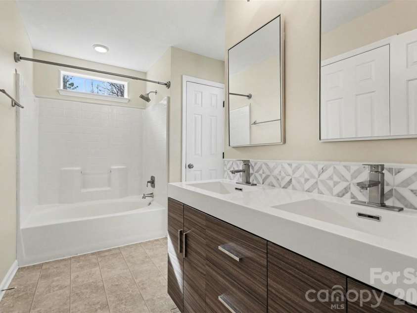 8414 Woodford Bridge Drive, Charlotte, NC 28216.  MLS# CAR4343210, YatesRealty ID 3915. Primary Bath