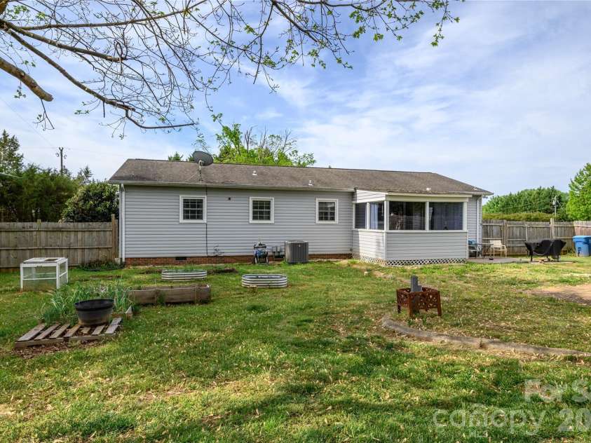 130 Fort Dobbs Road, Statesville, NC 28625.  MLS# CAR4363867, YatesRealty ID 39153. 