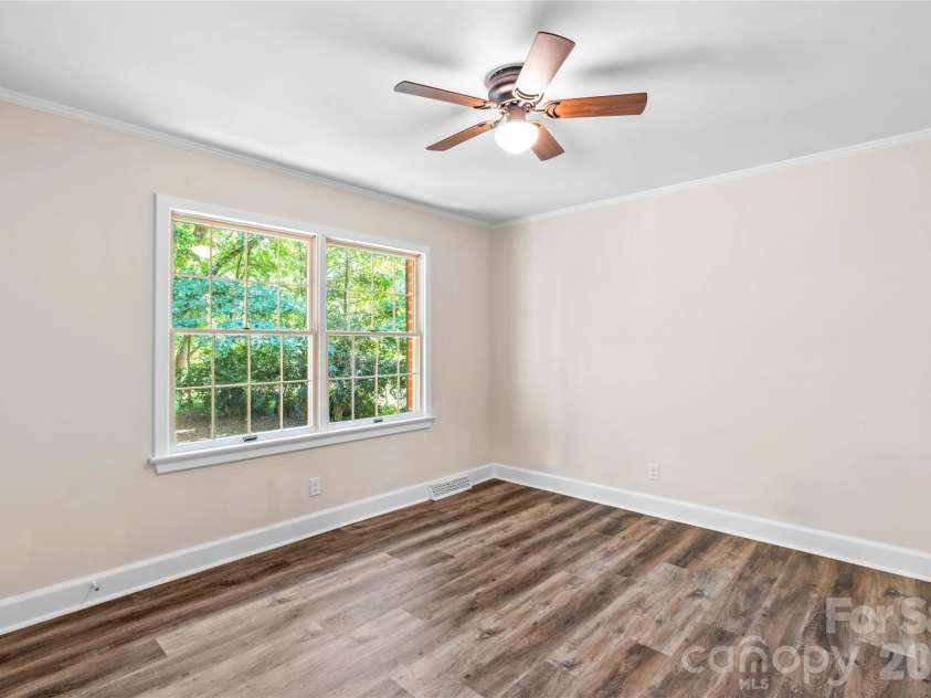 150 Kent Road, Salisbury, NC 28147.  MLS# CAR4399733, YatesRealty ID 39156. Spacious second bedroom featuring ample closet space and generous dimensions. Shared full Jack & Jill bathroom