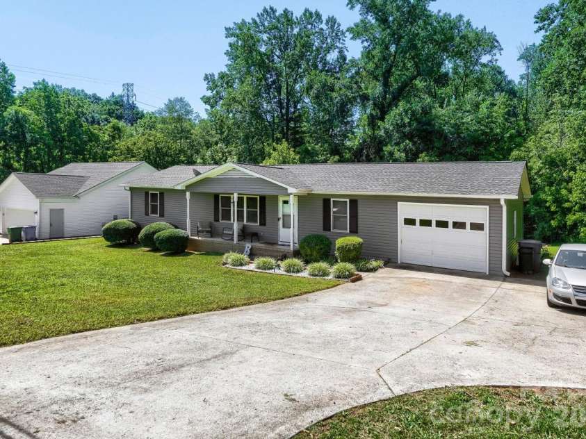 2601 Lynn Drive, Gastonia, NC 28054.  MLS# CAR4401718, YatesRealty ID 39157. 