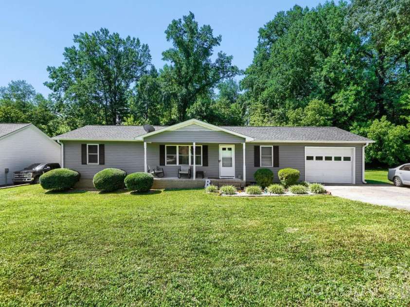 2601 Lynn Drive, Gastonia, NC 28054.  MLS# CAR4401718, YatesRealty ID 39157. 