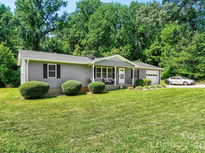 2601 Lynn Drive, Gastonia, NC 28054.  MLS# CAR4401718, YatesRealty ID 39157. 