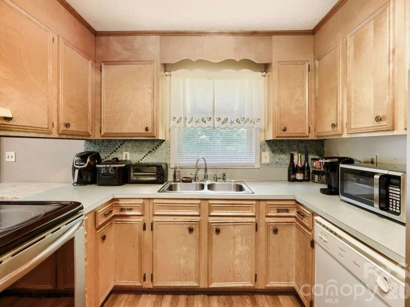 2601 Lynn Drive, Gastonia, NC 28054.  MLS# CAR4401718, YatesRealty ID 39157. 