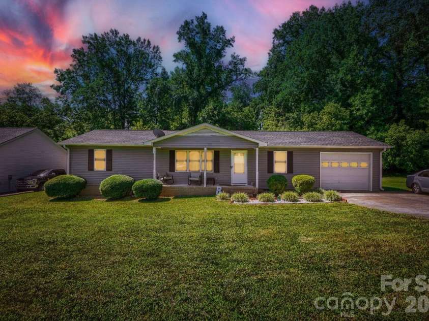 2601 Lynn Drive, Gastonia, NC 28054.  MLS# CAR4401718, YatesRealty ID 39157. 