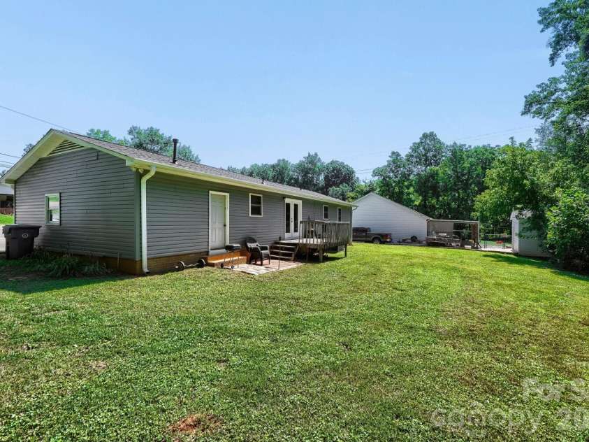 2601 Lynn Drive, Gastonia, NC 28054.  MLS# CAR4401718, YatesRealty ID 39157. 