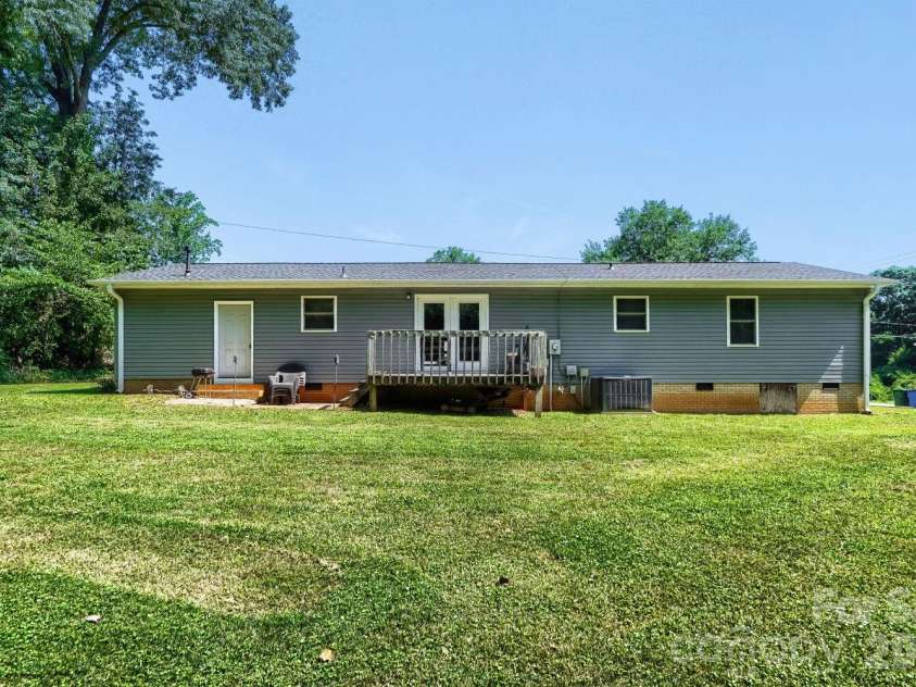 2601 Lynn Drive, Gastonia, NC 28054.  MLS# CAR4401718, YatesRealty ID 39157. 