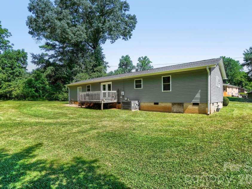 2601 Lynn Drive, Gastonia, NC 28054.  MLS# CAR4401718, YatesRealty ID 39157. 