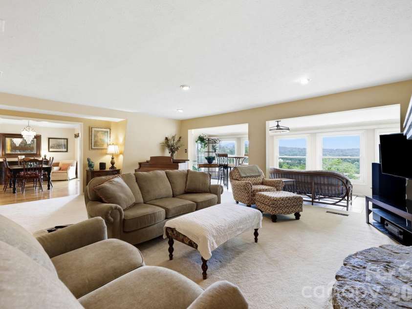 16 Audubon Drive, Asheville, NC 28804.  MLS# CAR4397266, YatesRealty ID 39158. 