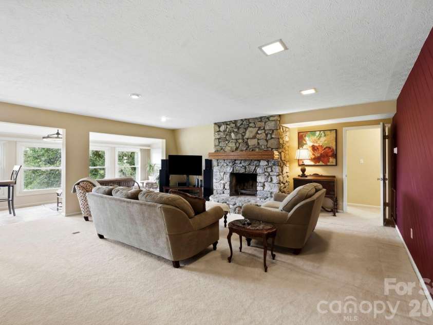 16 Audubon Drive, Asheville, NC 28804.  MLS# CAR4397266, YatesRealty ID 39158. 