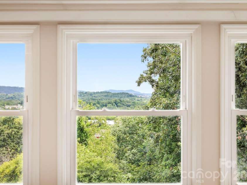 16 Audubon Drive, Asheville, NC 28804.  MLS# CAR4397266, YatesRealty ID 39158. 
