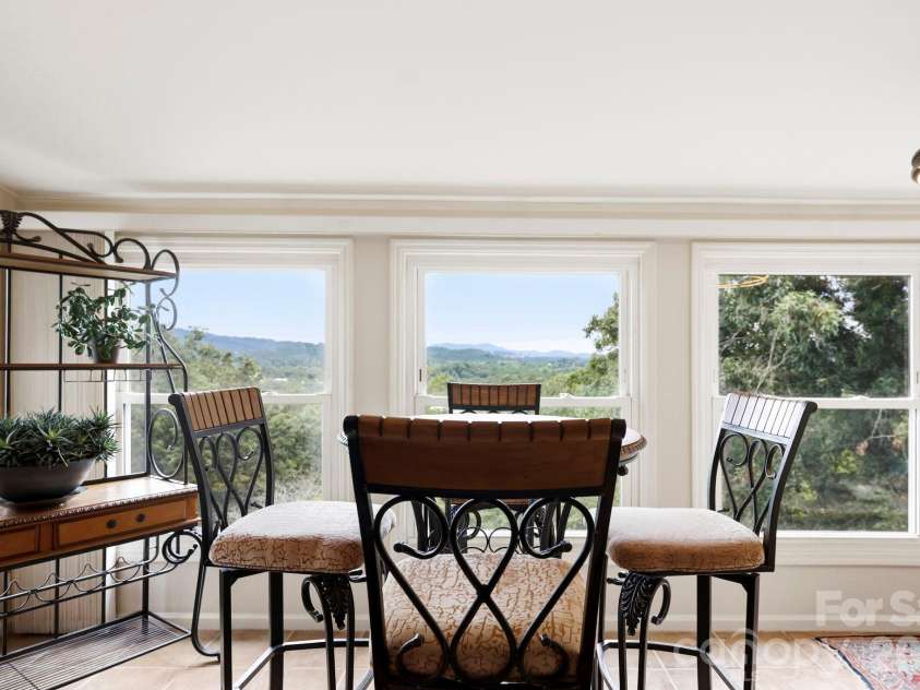 16 Audubon Drive, Asheville, NC 28804.  MLS# CAR4397266, YatesRealty ID 39158. 