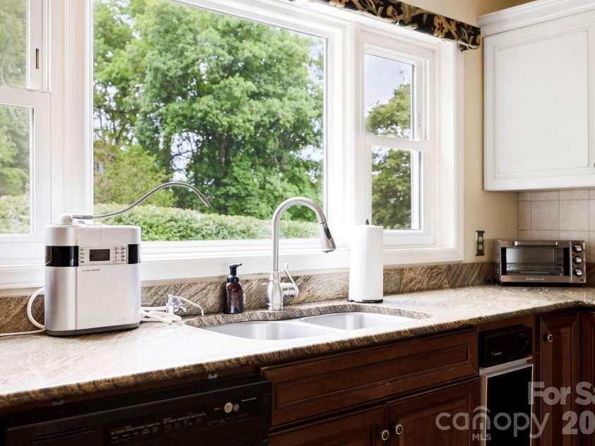 16 Audubon Drive, Asheville, NC 28804.  MLS# CAR4397266, YatesRealty ID 39158. 