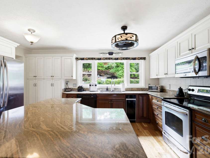 16 Audubon Drive, Asheville, NC 28804.  MLS# CAR4397266, YatesRealty ID 39158. 