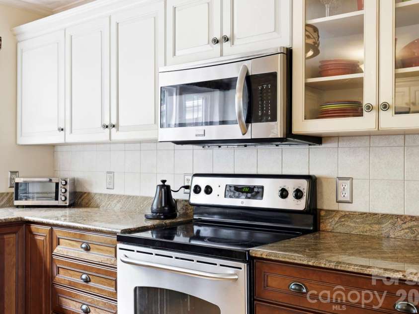 16 Audubon Drive, Asheville, NC 28804.  MLS# CAR4397266, YatesRealty ID 39158. 