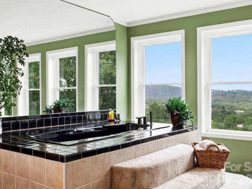 16 Audubon Drive, Asheville, NC 28804.  MLS# CAR4397266, YatesRealty ID 39158. 