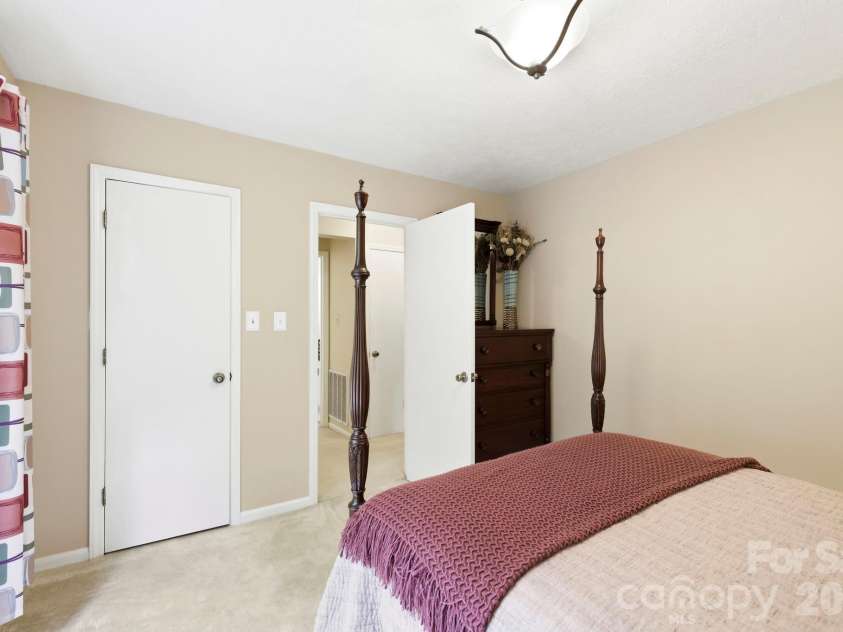 16 Audubon Drive, Asheville, NC 28804.  MLS# CAR4397266, YatesRealty ID 39158. 