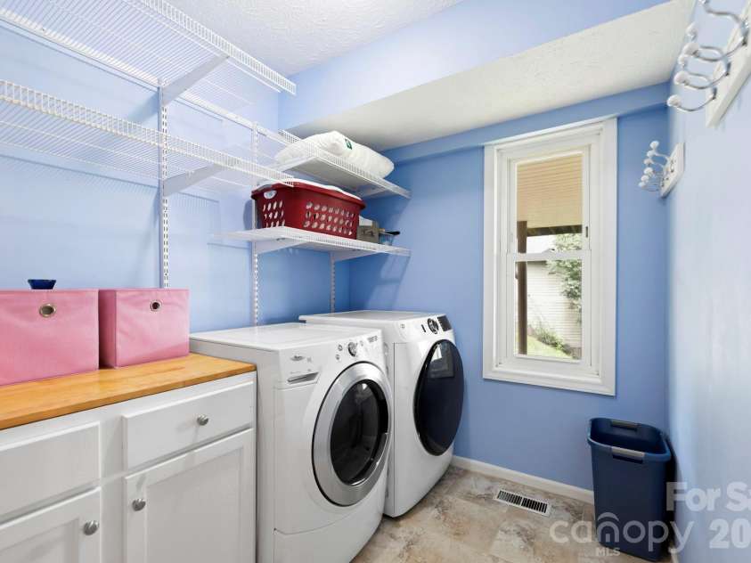 16 Audubon Drive, Asheville, NC 28804.  MLS# CAR4397266, YatesRealty ID 39158. 