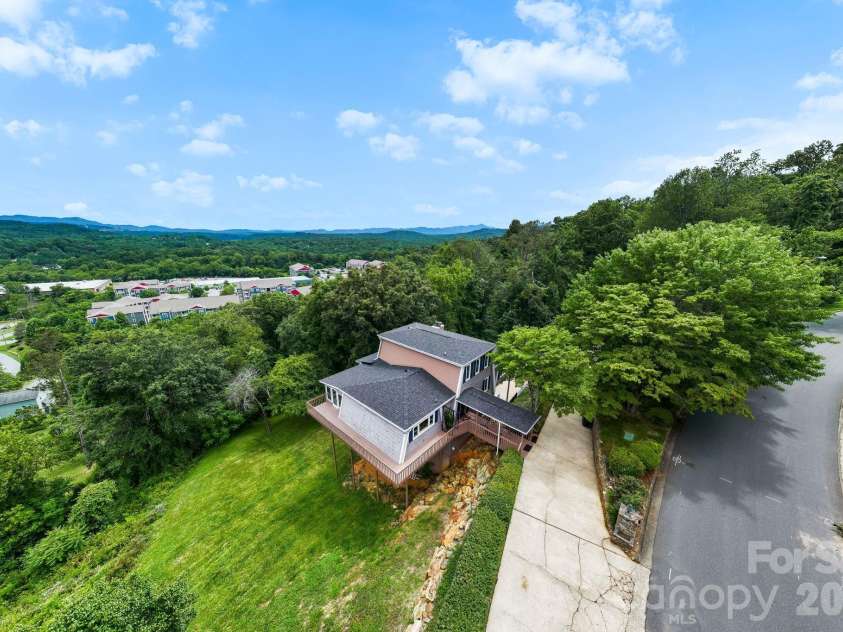16 Audubon Drive, Asheville, NC 28804.  MLS# CAR4397266, YatesRealty ID 39158. 