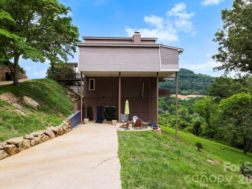 16 Audubon Drive, Asheville, NC 28804.  MLS# CAR4397266, YatesRealty ID 39158. 