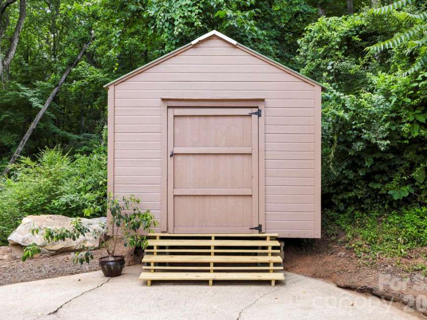 16 Audubon Drive, Asheville, NC 28804.  MLS# CAR4397266, YatesRealty ID 39158. 