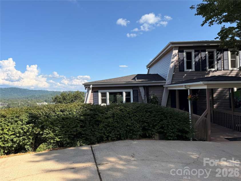16 Audubon Drive, Asheville, NC 28804.  MLS# CAR4397266, YatesRealty ID 39158. 