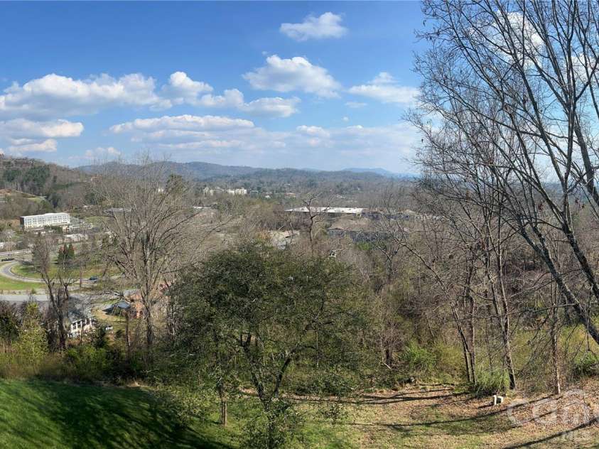 16 Audubon Drive, Asheville, NC 28804.  MLS# CAR4397266, YatesRealty ID 39158. 
