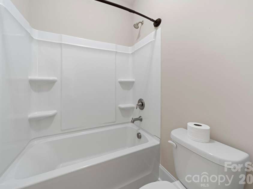 15009 Clear Sky Lane, Charlotte, NC 28277.  MLS# CAR4352286, YatesRealty ID 3916. Fullbath 2nd floor