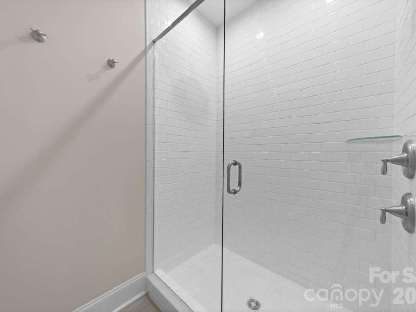 15009 Clear Sky Lane, Charlotte, NC 28277.  MLS# CAR4352286, YatesRealty ID 3916. Owners Bath