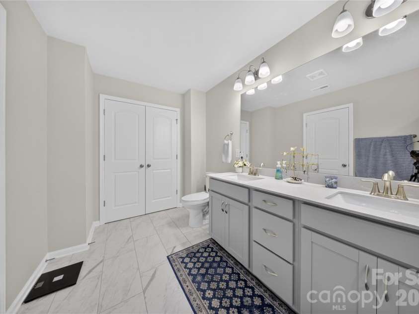 14938 Tamarack Drive, Charlotte, NC 28278.  MLS# CAR4404139, YatesRealty ID 39160. En-Suite