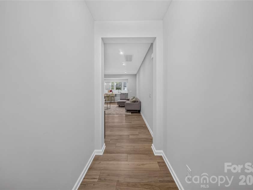 14938 Tamarack Drive, Charlotte, NC 28278.  MLS# CAR4404139, YatesRealty ID 39160. Entryway