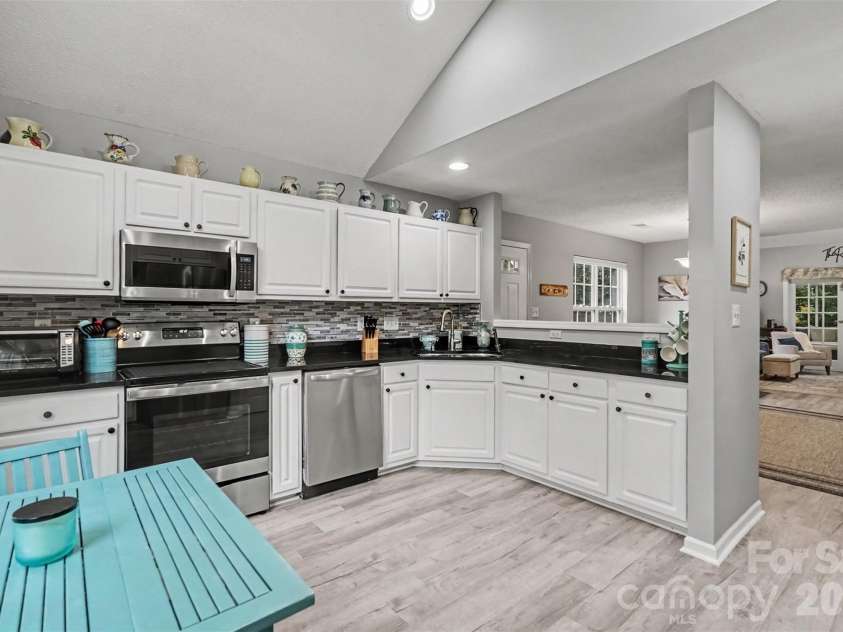 927 Sparrows Nest Lane, Pineville, NC 28134.  MLS# CAR4403232, YatesRealty ID 39161. 