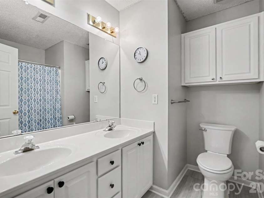 927 Sparrows Nest Lane, Pineville, NC 28134.  MLS# CAR4403232, YatesRealty ID 39161. Primary bath