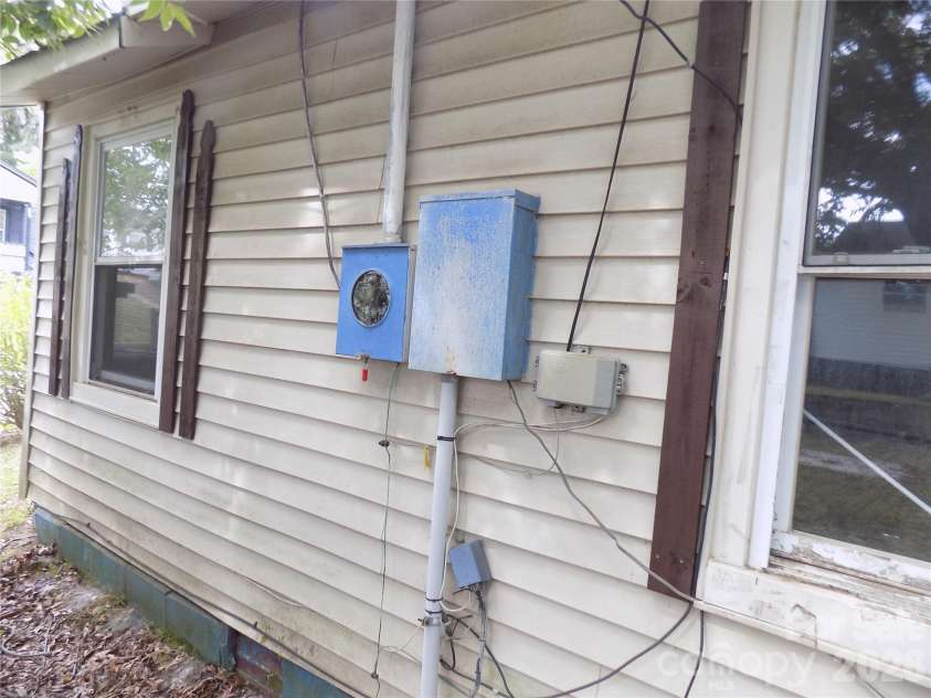 604 Harrison Avenue, Gastonia, NC 28052.  MLS# CAR4406432, YatesRealty ID 39163. SIDE