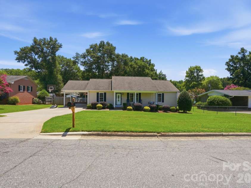 107 Wendover Drive, Lincolnton, NC 28092.  MLS# CAR4404860, YatesRealty ID 39165. 