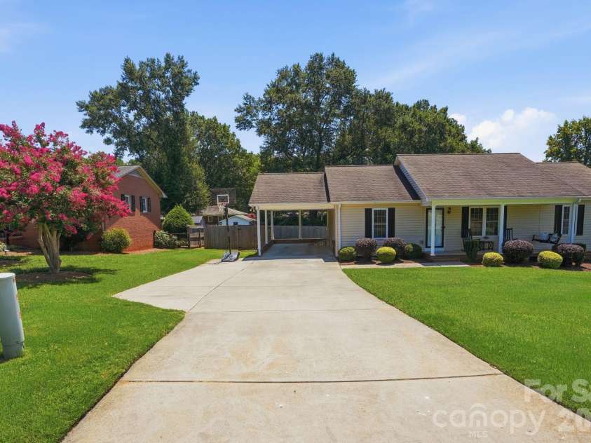 107 Wendover Drive, Lincolnton, NC 28092.  MLS# CAR4404860, YatesRealty ID 39165. 