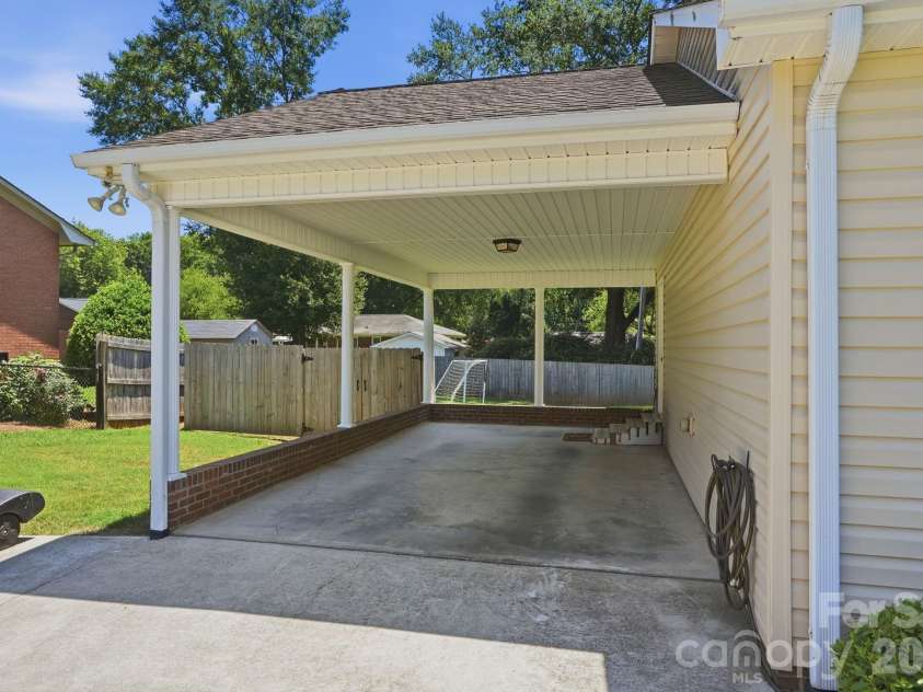 107 Wendover Drive, Lincolnton, NC 28092.  MLS# CAR4404860, YatesRealty ID 39165. 