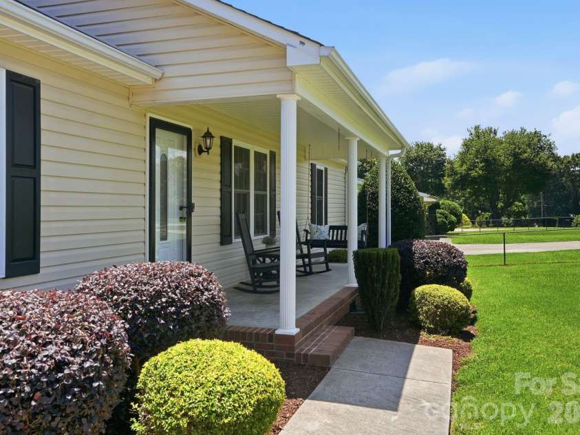 107 Wendover Drive, Lincolnton, NC 28092.  MLS# CAR4404860, YatesRealty ID 39165. 