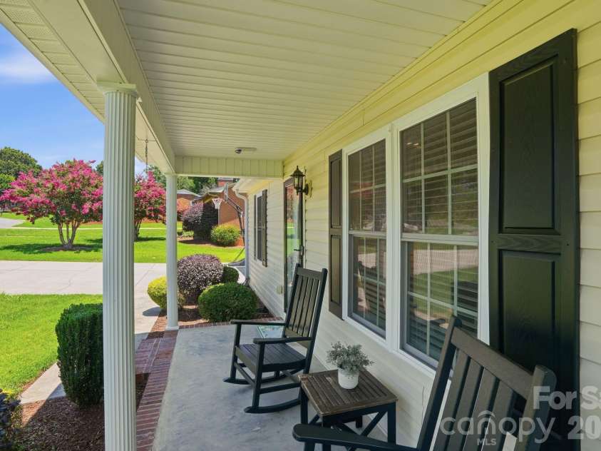 107 Wendover Drive, Lincolnton, NC 28092.  MLS# CAR4404860, YatesRealty ID 39165. 