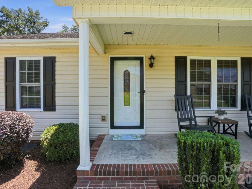 107 Wendover Drive, Lincolnton, NC 28092.  MLS# CAR4404860, YatesRealty ID 39165. 